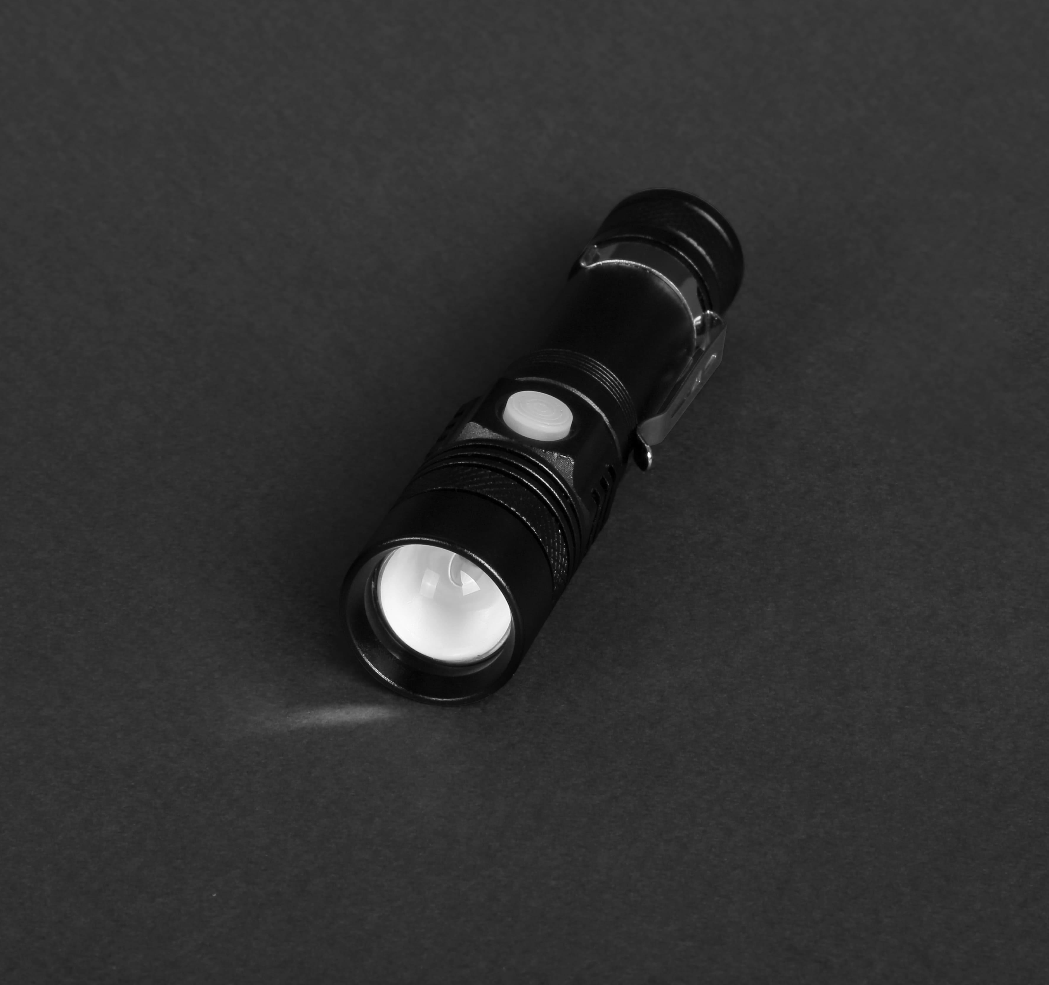Черный фонарик Focus, TM Discover с зарядкой от USB с логотипом